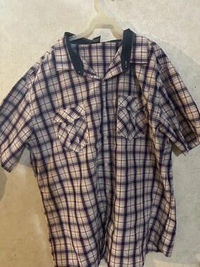 Men's Casual Short-Sleeve Plaid Button-Down Shirt in Navy and White